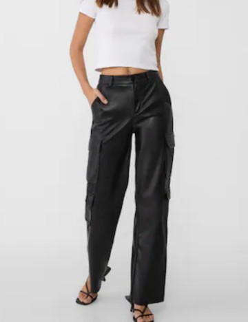 Pantaloni imitație din piele Stradivarius, negru