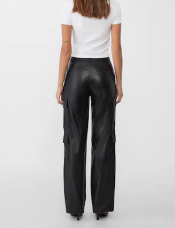 Pantaloni imitație din piele Stradivarius, negru