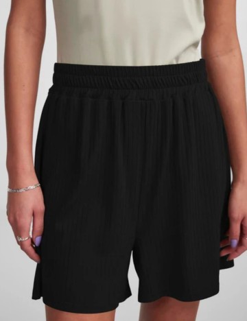 Pantaloni scurți Pieces, negru