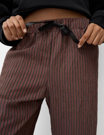 Pantaloni Bershka, maro