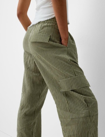Pantaloni Bershka, verde