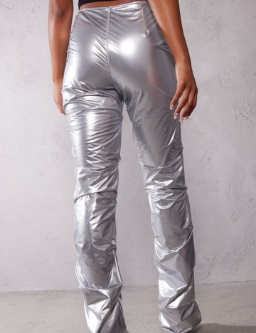 Pantaloni imitație din piele PRETTYLITTLETHING, argintiu