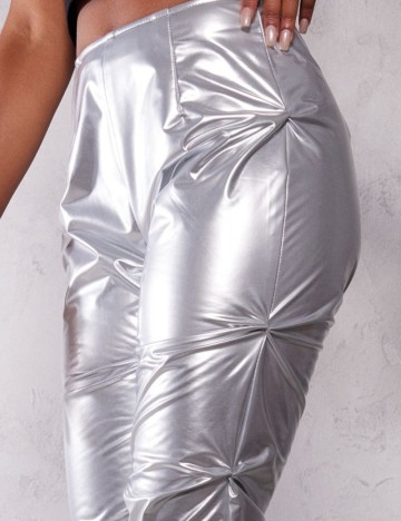 Pantaloni imitație din piele PRETTYLITTLETHING, argintiu