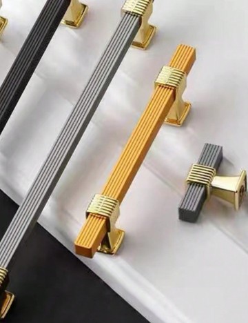 Set m&acirc;nere de mobilier Shein, auriu