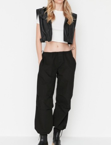 Pantaloni TRENDYOL, negru